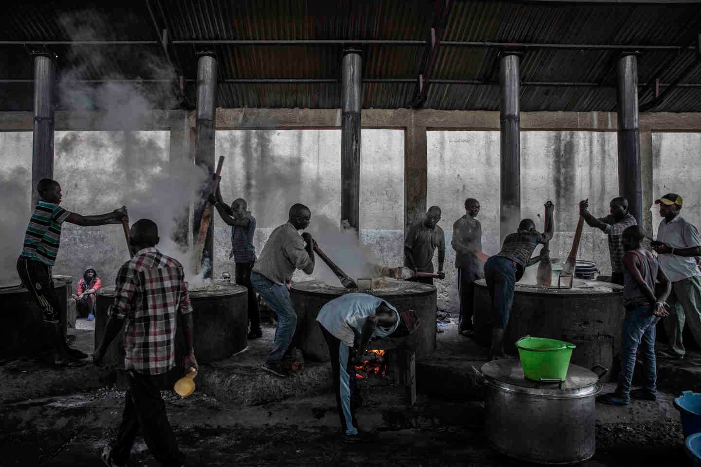 Bunia, province de l'Ituri, mai 2021. Des détenus préparent l’unique repas quotidien dans la prison centrale.