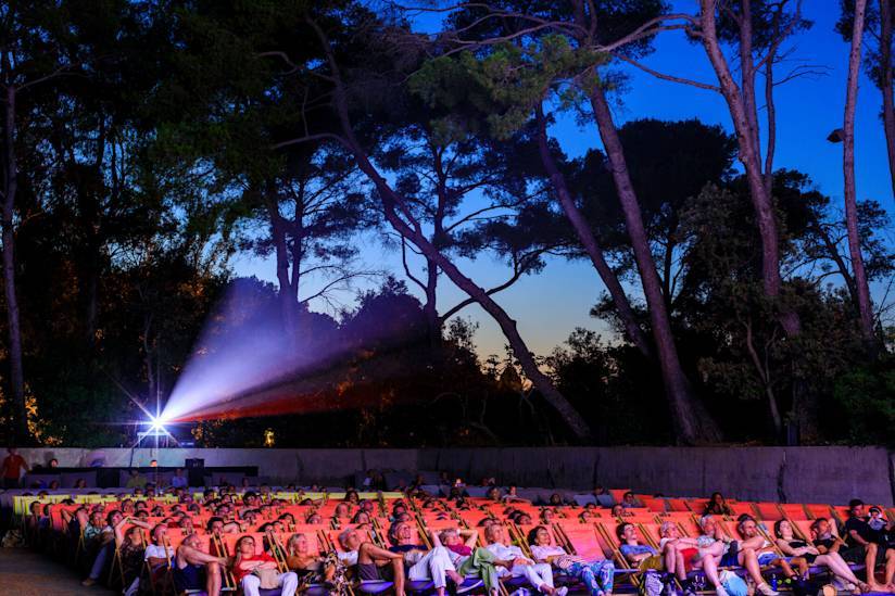Séance cinéma en plein air à la Villa Carmignac