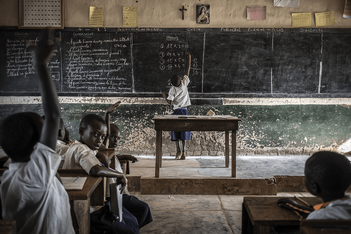 Des écolières dans un refuge communautaire près de l’église catholique où leurs familles ont été recueillies après avoir fui 2018 la violence dans leur village, Oicha.  © Finbarr O'Reilly