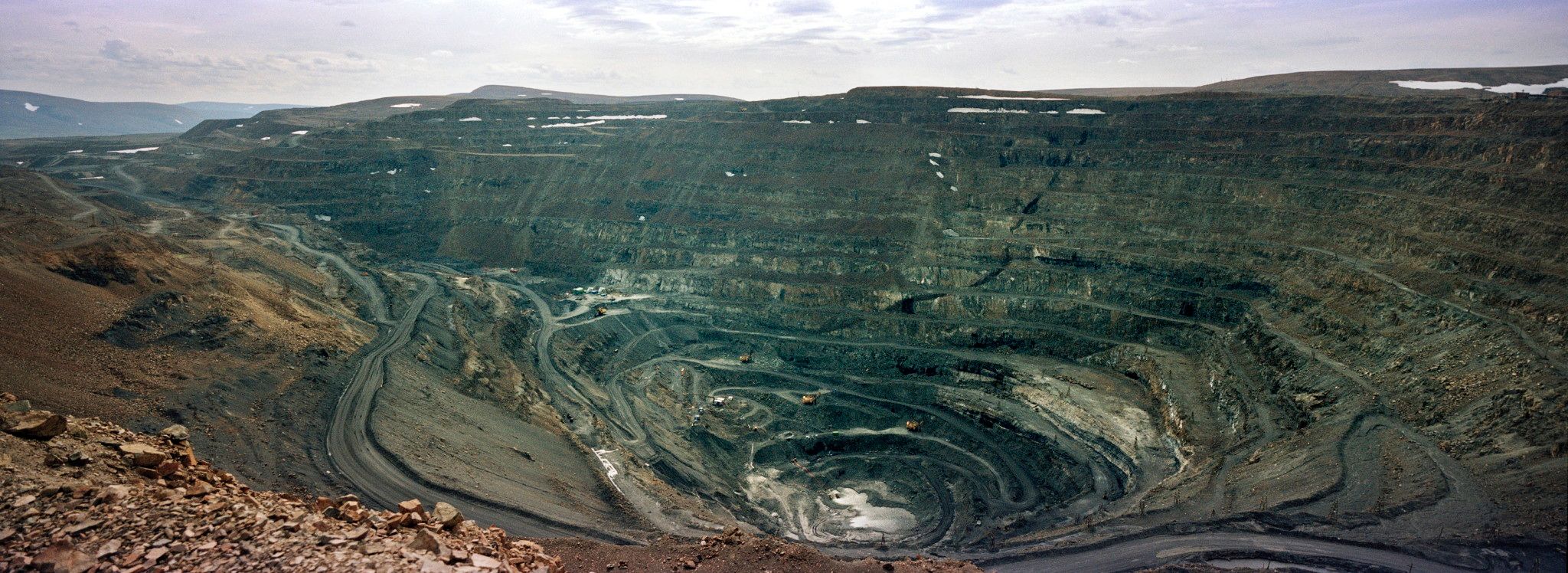 Medvezhy Ruchey, Krasnoïarsk, Russie, juillet 2018. Mine à ciel ouvert de nickel et de cuivre dans le kraï de Krasnoïarsk. À partir du milieu des années 1930, des dizaines de milliers de prisonniers, essentiellement politiques, ont trimé et sont morts dans le Norillag, le goulag de Norilsk, la grande ville la plus septentrionale et la plus froide du monde. Aujourd'hui, la mine appartient à Norilsk Nickel.