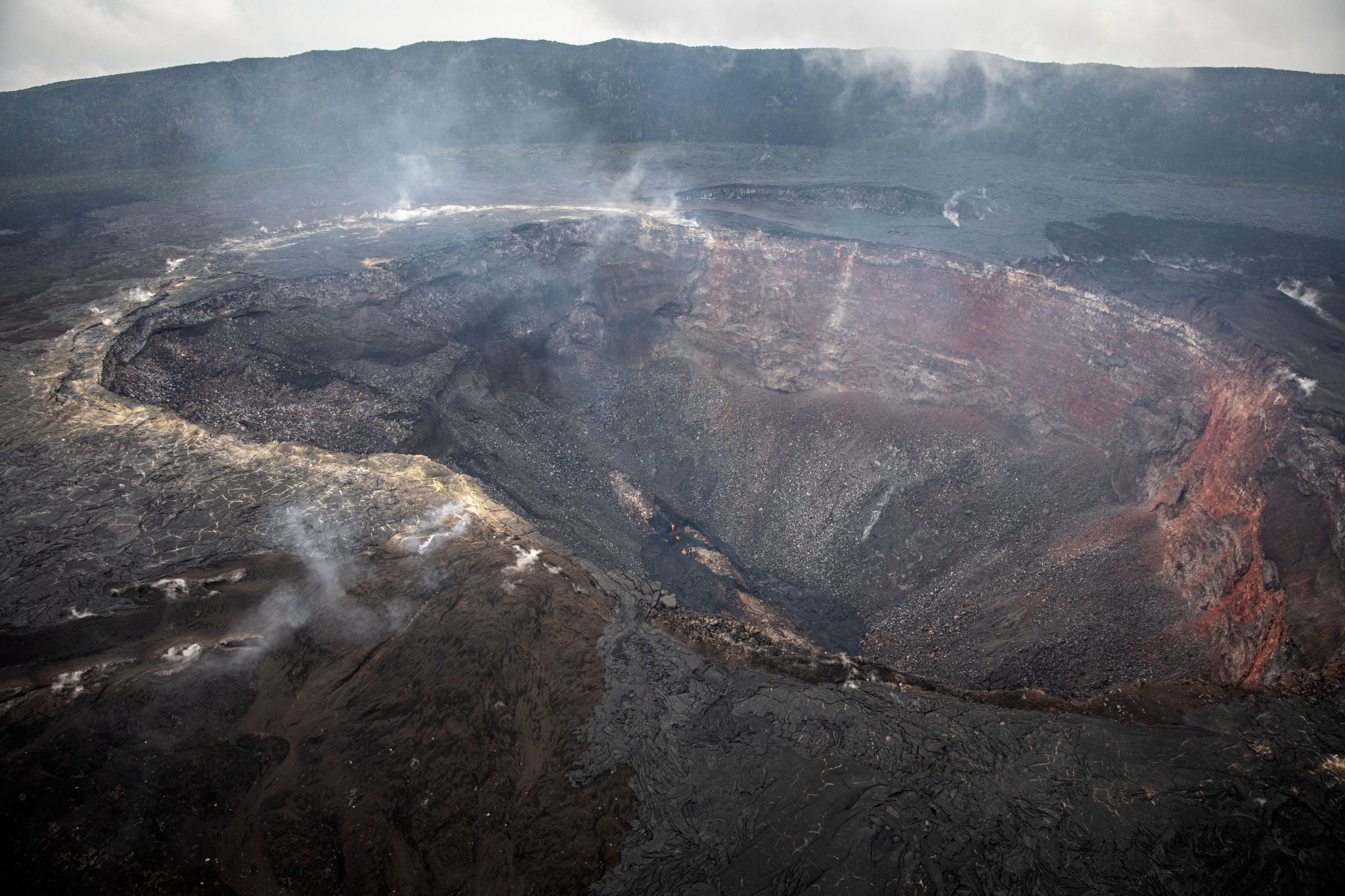Nyamulagira, province du Nord-Kivu, mai 2021. Fumées et vapeurs toxiques s’échappent du cratère huit jours après l’éruption du volcan adjacent Nyiragongo.
