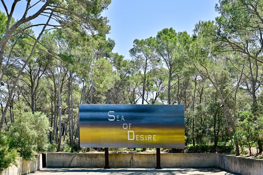 Ed Ruscha, "Sea of Desire", 2018, Collection Carmignac © Ed Ruscha / Photo © Thibaut Chapotot