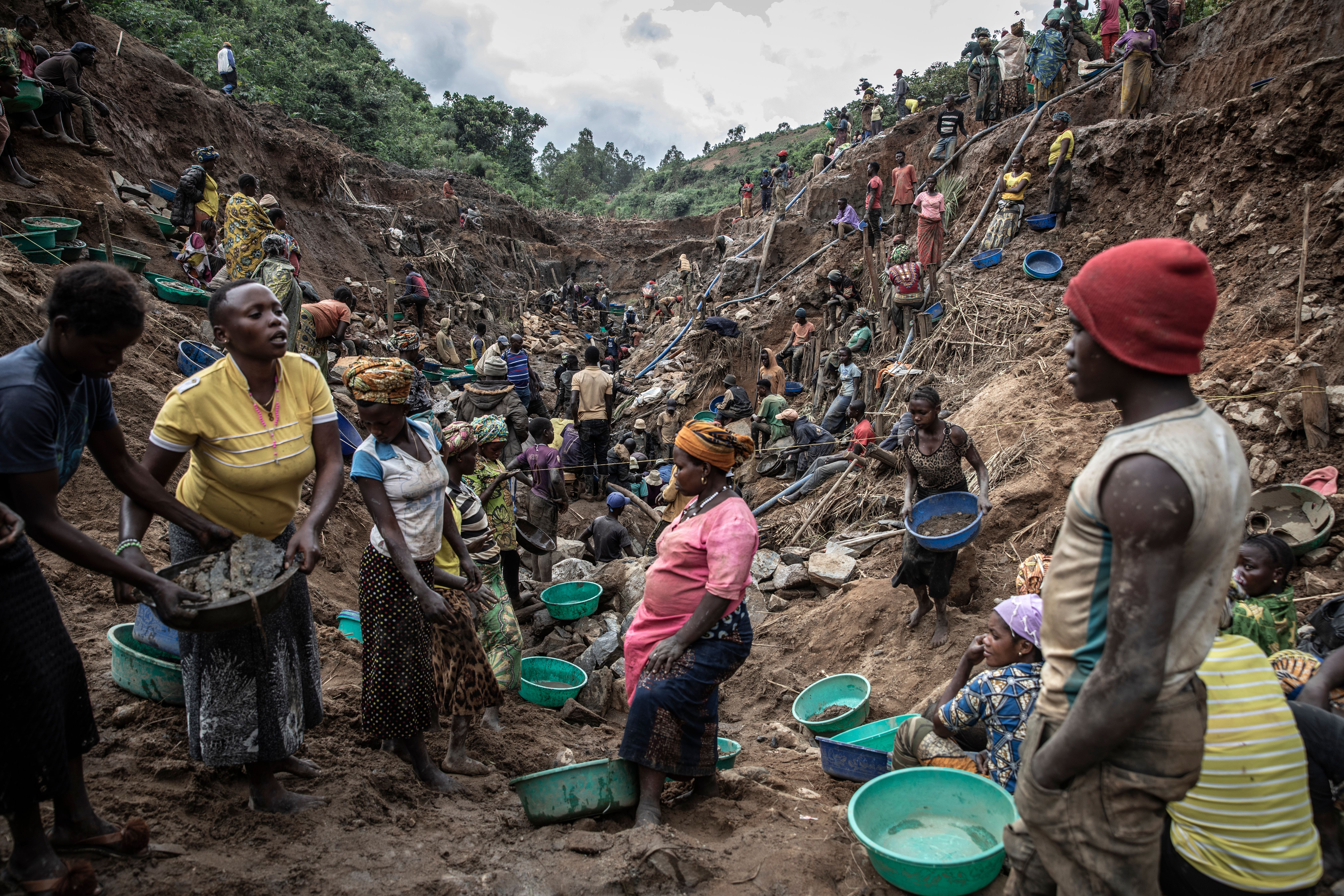 Iga Barrière, province de l'Ituri, mai 2021. Des mineurs d’or dans un bras excavé du fleuve.