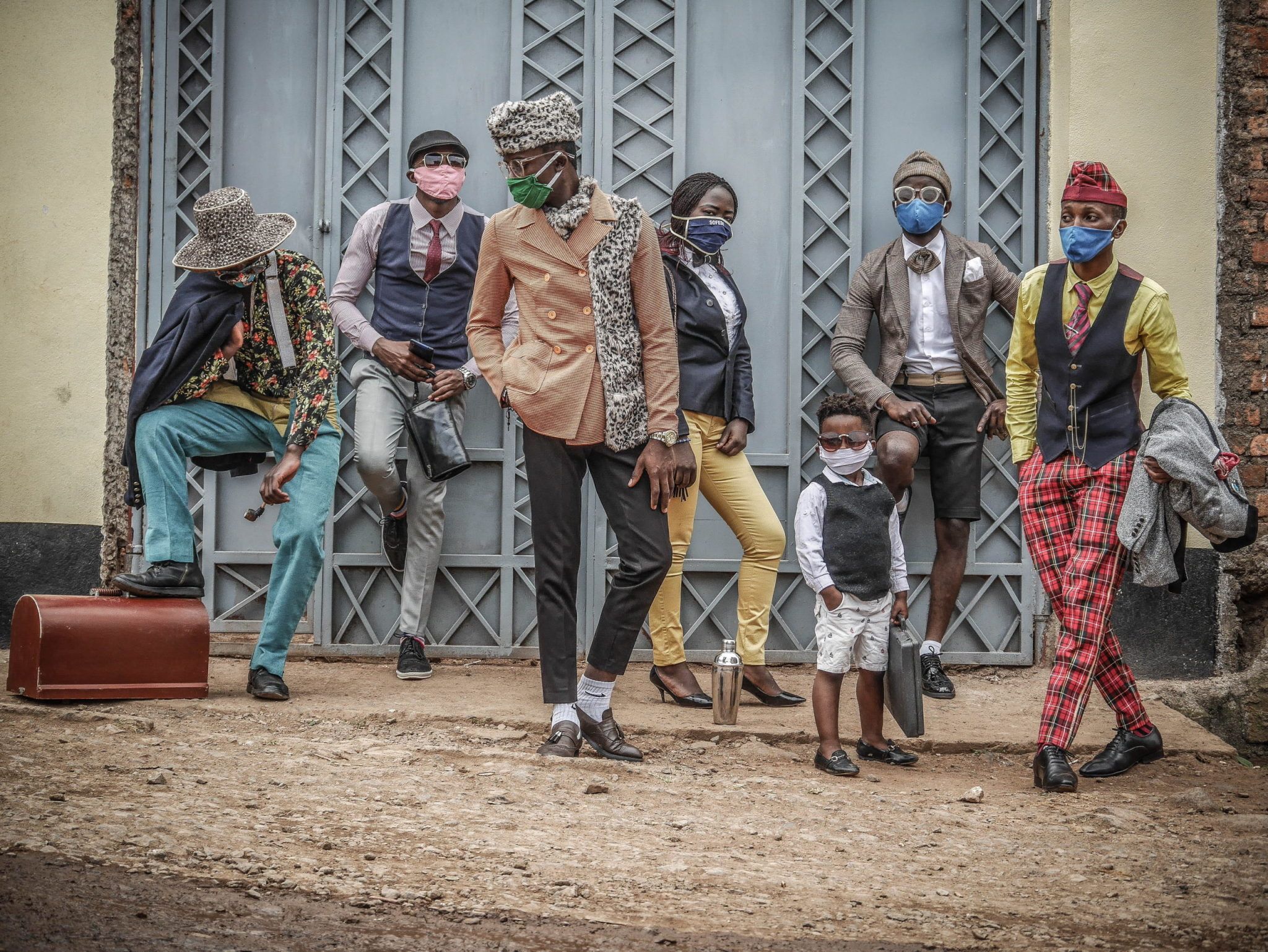 Bukavu, RDC, Août 2020. Des fans de mode affichent leur style dans les rues de la capitale du Sud-Kivu - Raissa Karama Rwizibuka pour la Fondation Carmignac